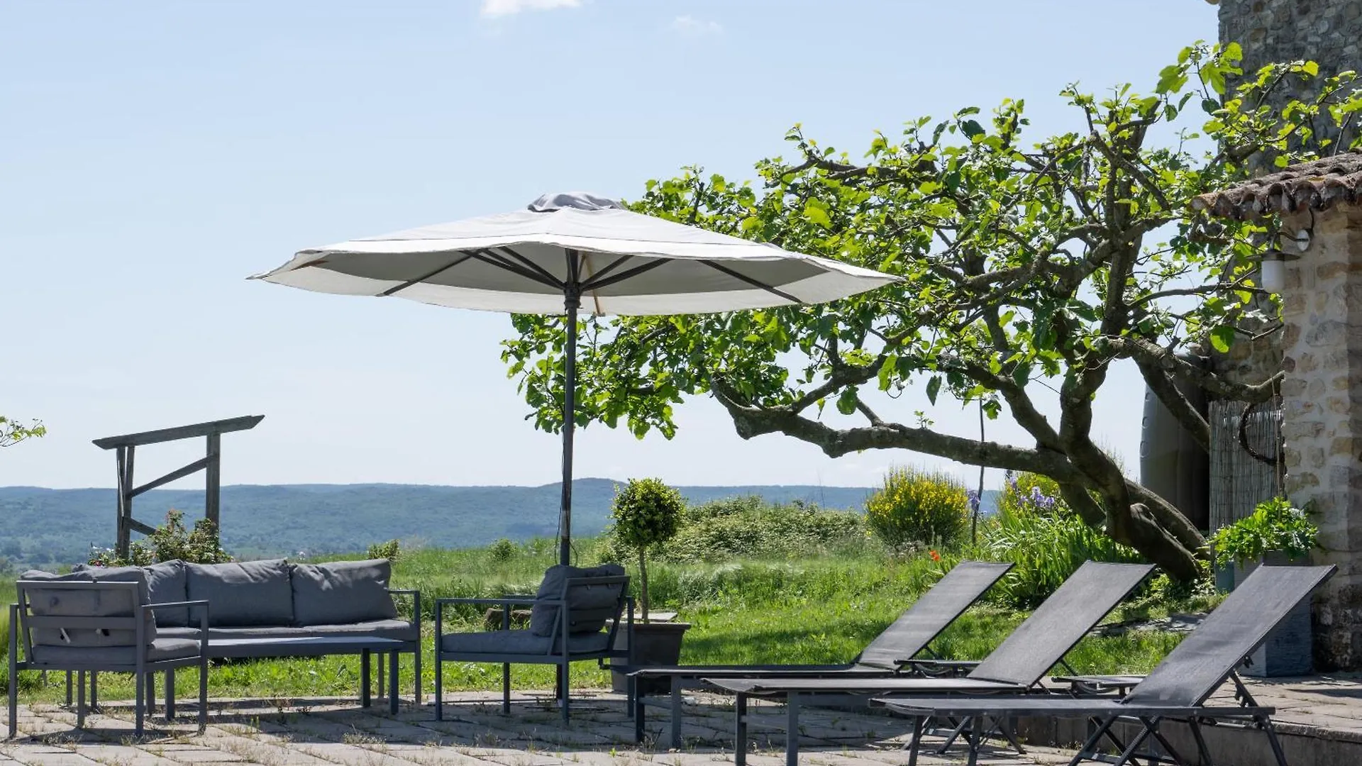 Gite Les Vignes Au Mas Dujau Saint-Sauveur-de-Cruzière 0*,  فرنسا